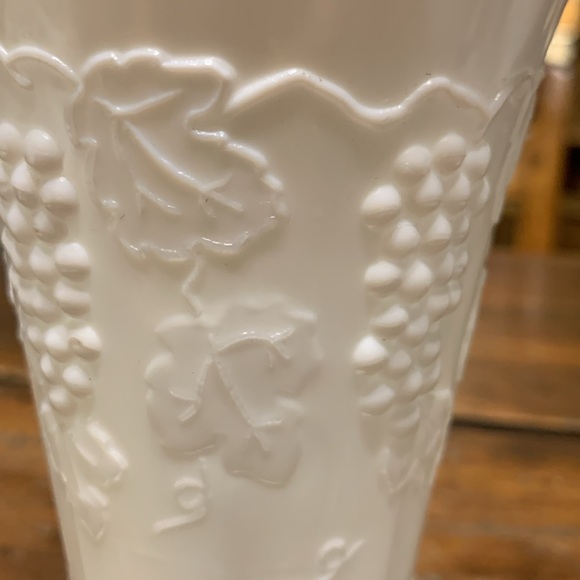 60’s INDIANA COLONY MILK GLASS GRAPE HARVEST VASE - Picture 4 of 9